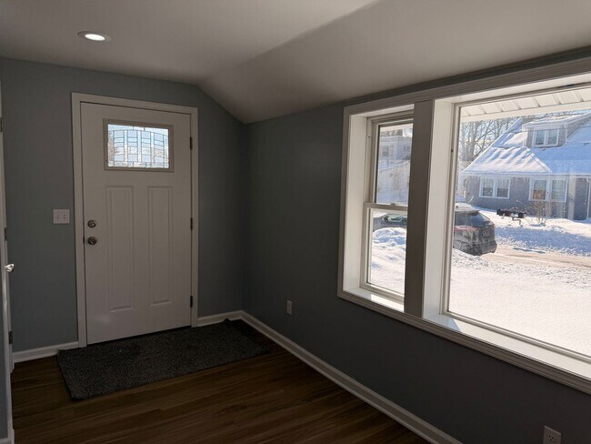 Building Photo - (2) bedroom Single Family Home with Open Layout, Close to Beaches and Lake!