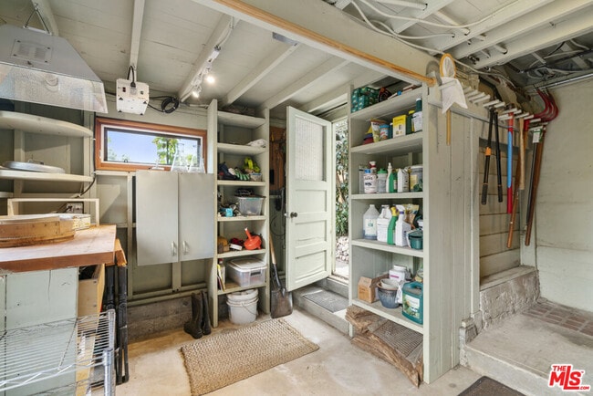 Building Photo - 816 Basin Dr