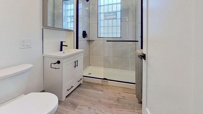 Building Photo - Recently Rehabbed Top Floor Portage Park O...