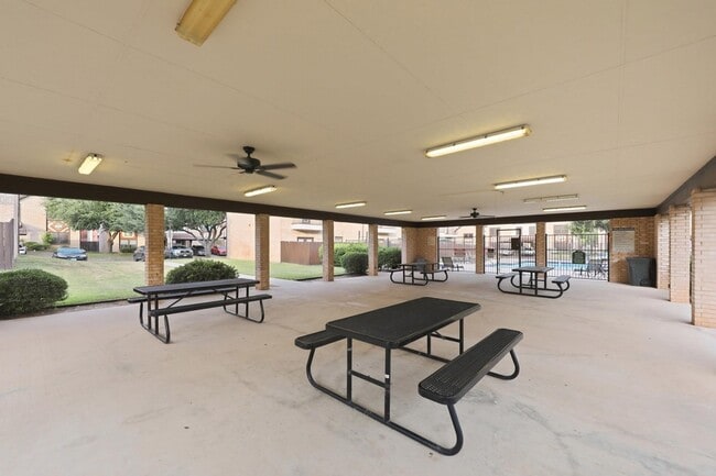 Building Photo - 2445 Monarch Dr