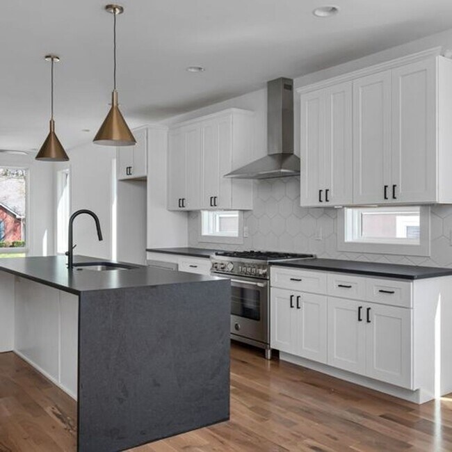 Building Photo - Stunning 4 Bedroom, 3.5 Bath Luxury Home in Nashville