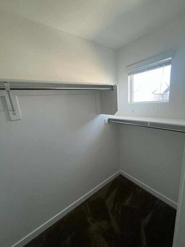 Building Photo - Beautiful 3 Bedroom Townhome in Bluffdale