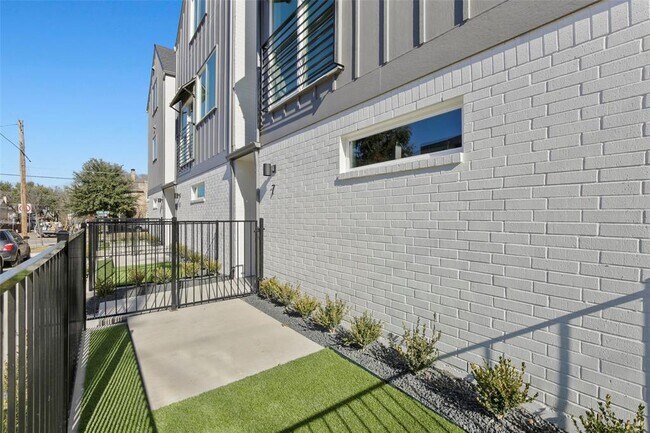 Building Photo - 3241 Rosedale Ave