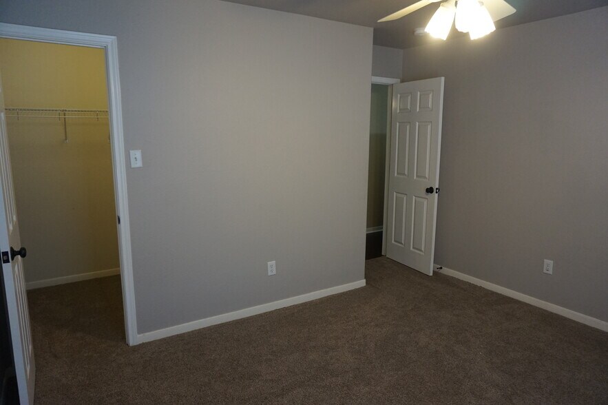 Building Photo - 2121 Warwick Pl
