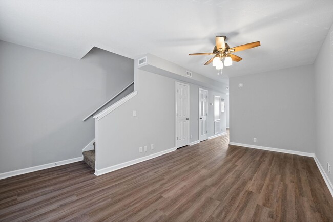 Building Photo - 2 Bedroom Pet Friendly Condo For Rent Near...