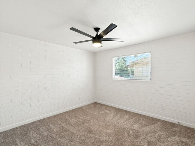 Building Photo - Fully upgraded home with garage!
