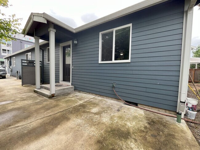 Building Photo - Charming SE Bungalow 3 Bed 2 Bathroom with Washer & Dryer
