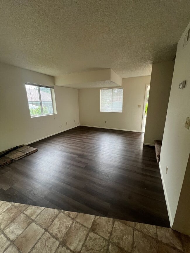 Building Photo - (LEASE PENDING) $2,125 - 3 Bedroom/1.5 Bath and Backyard. Christmas Tree Estates.