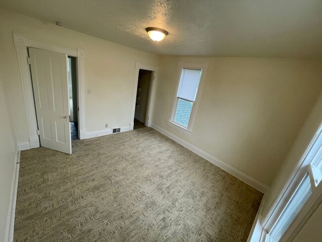Building Photo - Updated 5 Bedroom House for Rent