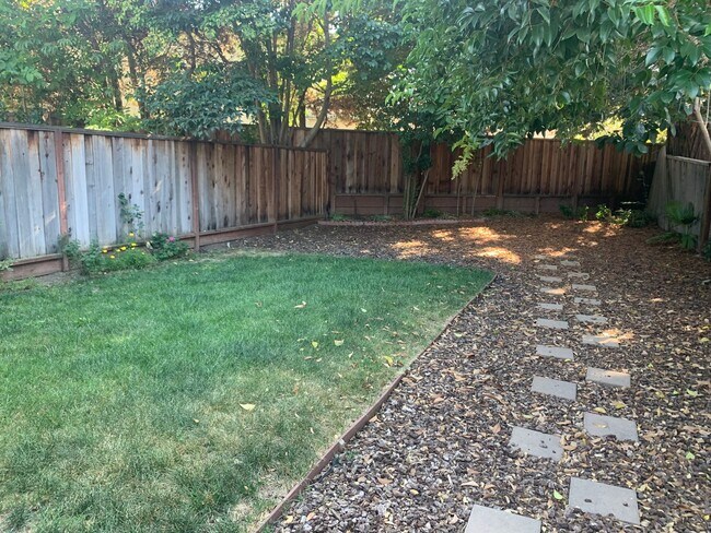 Building Photo - 39-1810