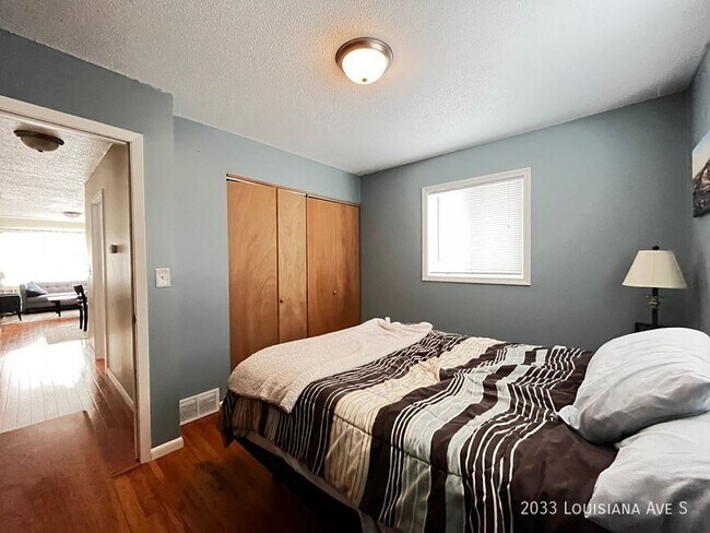 Building Photo - 3br 1ba ~ Security Deposit Alternative for...