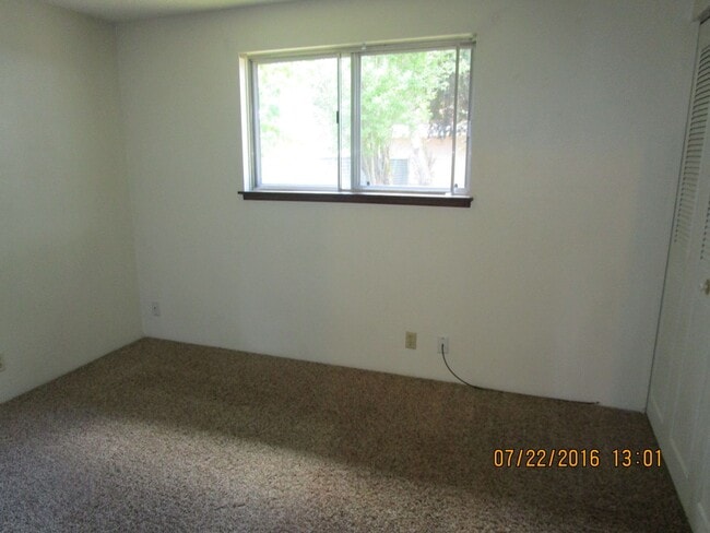 Building Photo - Darling 3 bedroom Springfield Home