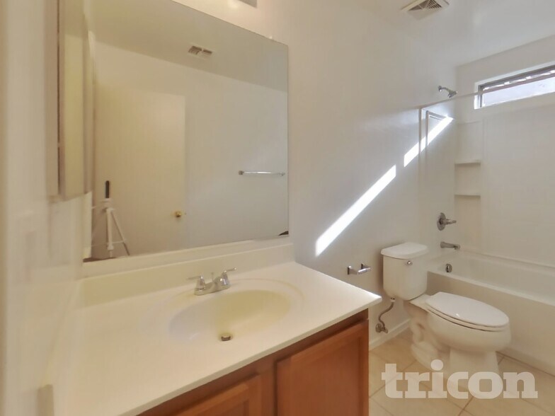 Building Photo - 39989 W Catherine Dr