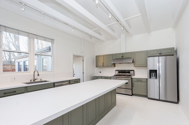 Building Photo - 3 Bed / 2 Bath pet friendly large and sunny unit on 24th St in Noe Valley. YouTube tour!