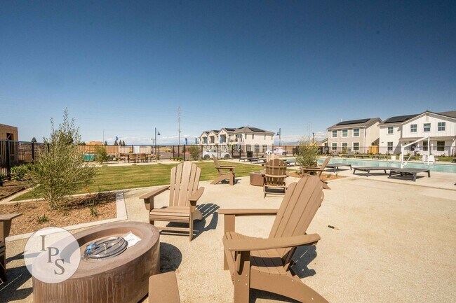 Building Photo - 2830 E Tamarind Dr