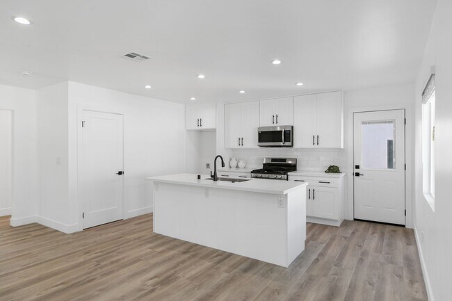 Building Photo - 4723 Albury Ave