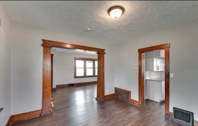 Building Photo - Beautiful & Spacious 3 Bedroom, 2 Bathroom Home in South Omaha – 1,872 Sq Ft