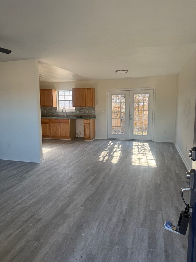 Building Photo - Beautiful cozy 3 bed 2 bath house