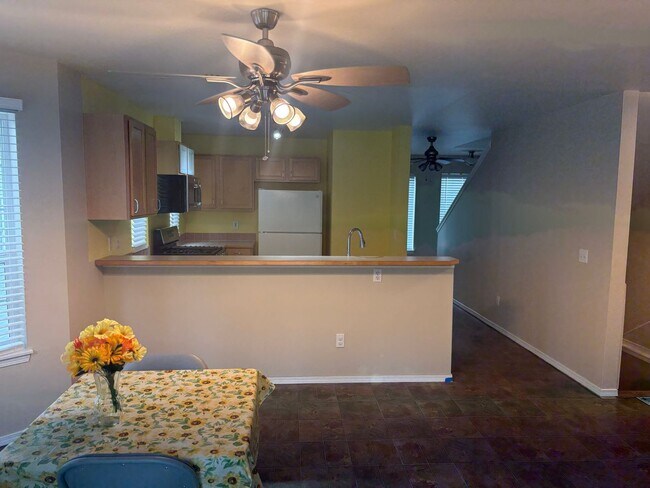 Building Photo - 12549 Roosevelt Way NE