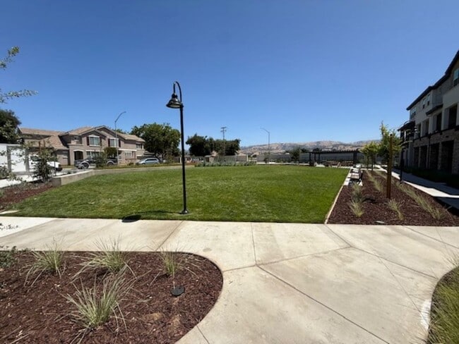 Building Photo - Brand New Townhome in Moonstone Community ...