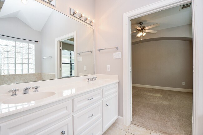 Building Photo - 3715 Main Plaza Dr