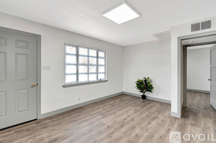 Building Photo - 506 S 11th St
