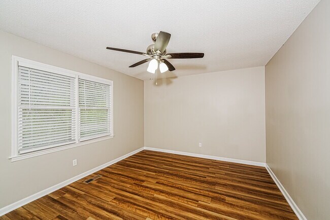 Building Photo - 800 Dunwoody Ln