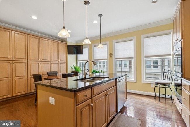 Building Photo - 724 Sentry Square