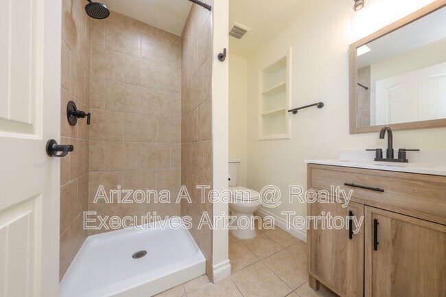 Building Photo - 1654 N Rosemont Blvd