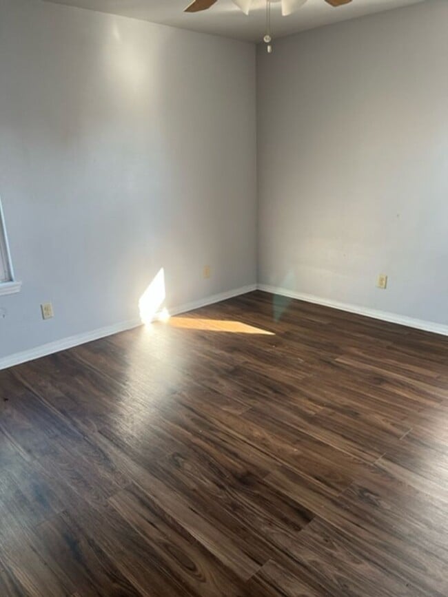 Building Photo - Three Bedroom/One Bath Home