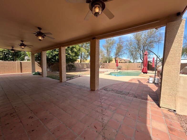 Building Photo - 9885 S La Rosa Dr