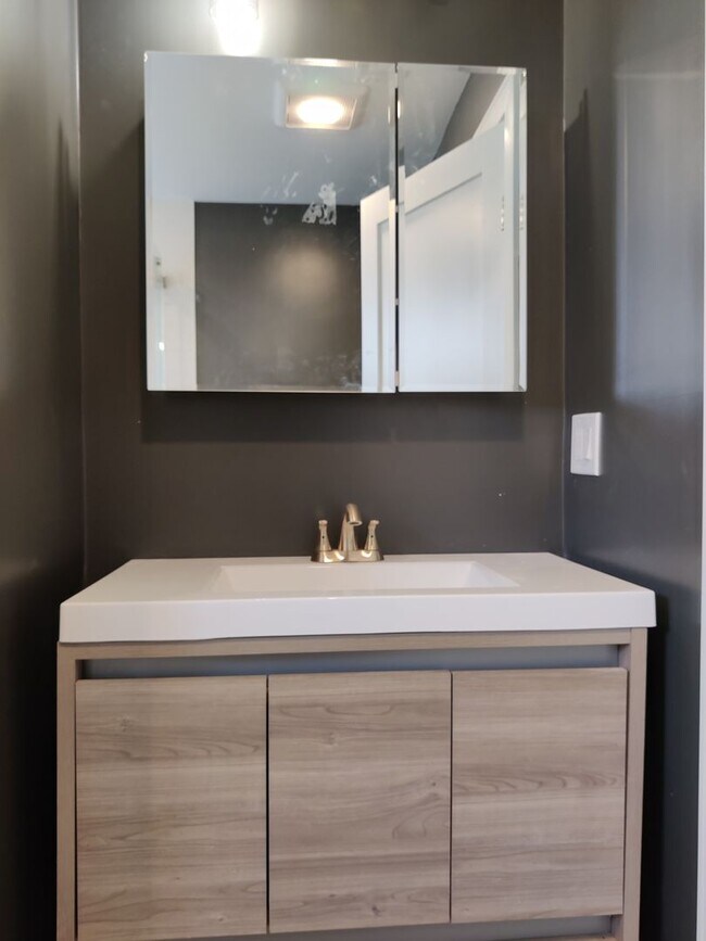 Building Photo - 3 bed 2 Bath on Washington Sq. Central Heat/AC, In-Unit Washer and Dryer, Steps from the T Stop
