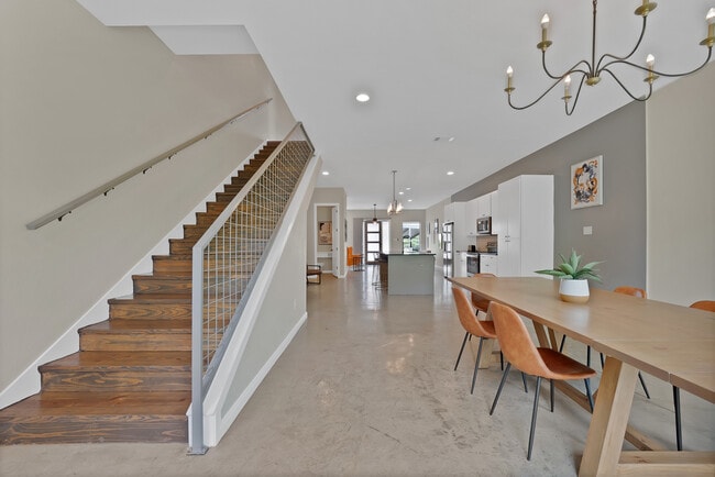 Building Photo - 4635 Calmont Ave