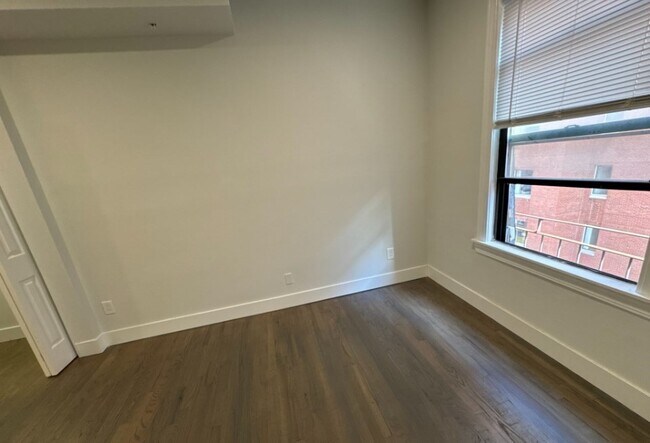 Building Photo - 270 Newbury St