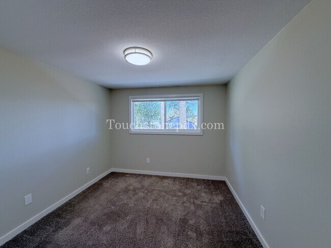 Building Photo - 119 SE Sweetbriar Ln