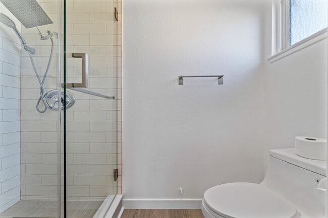 Building Photo - "Experience Luxurious Living: Spacious 4-B...