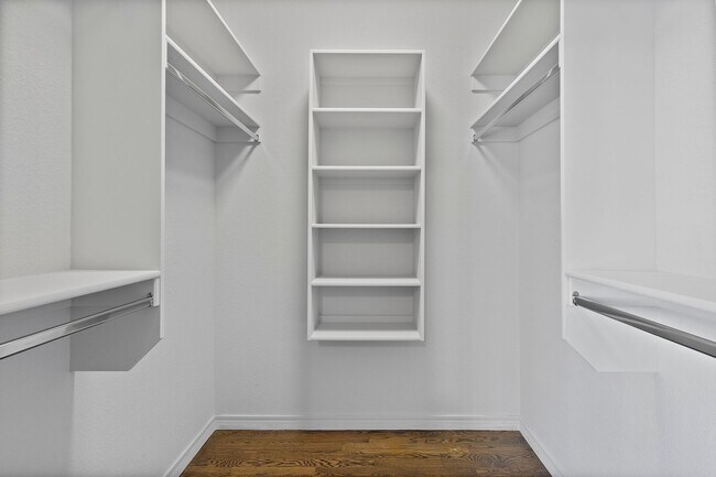 Building Photo - Luxury Living in a Gated Community