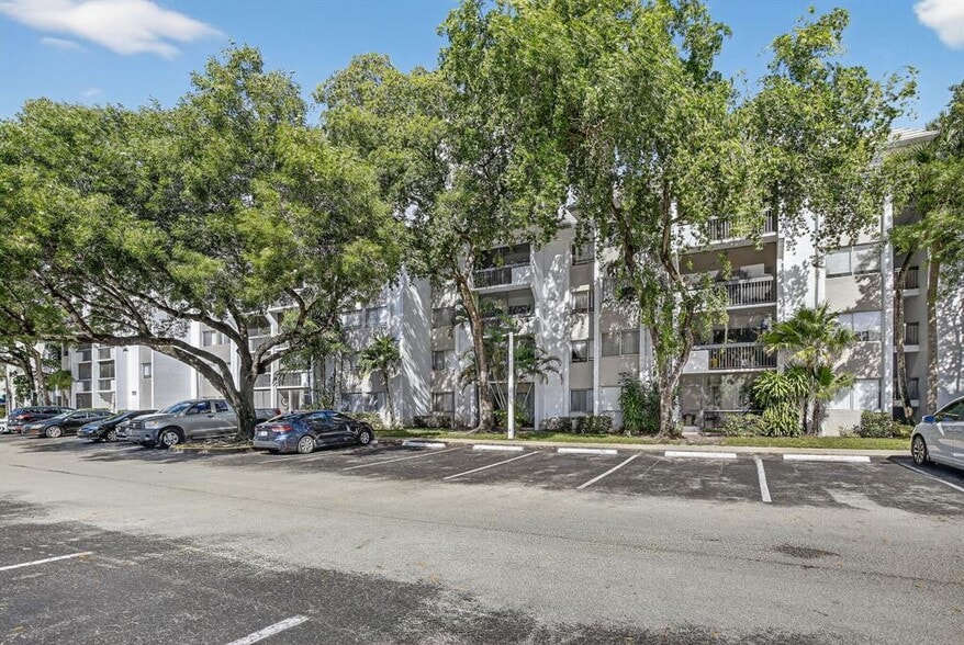 Building Photo - 711 N Pine Island Rd