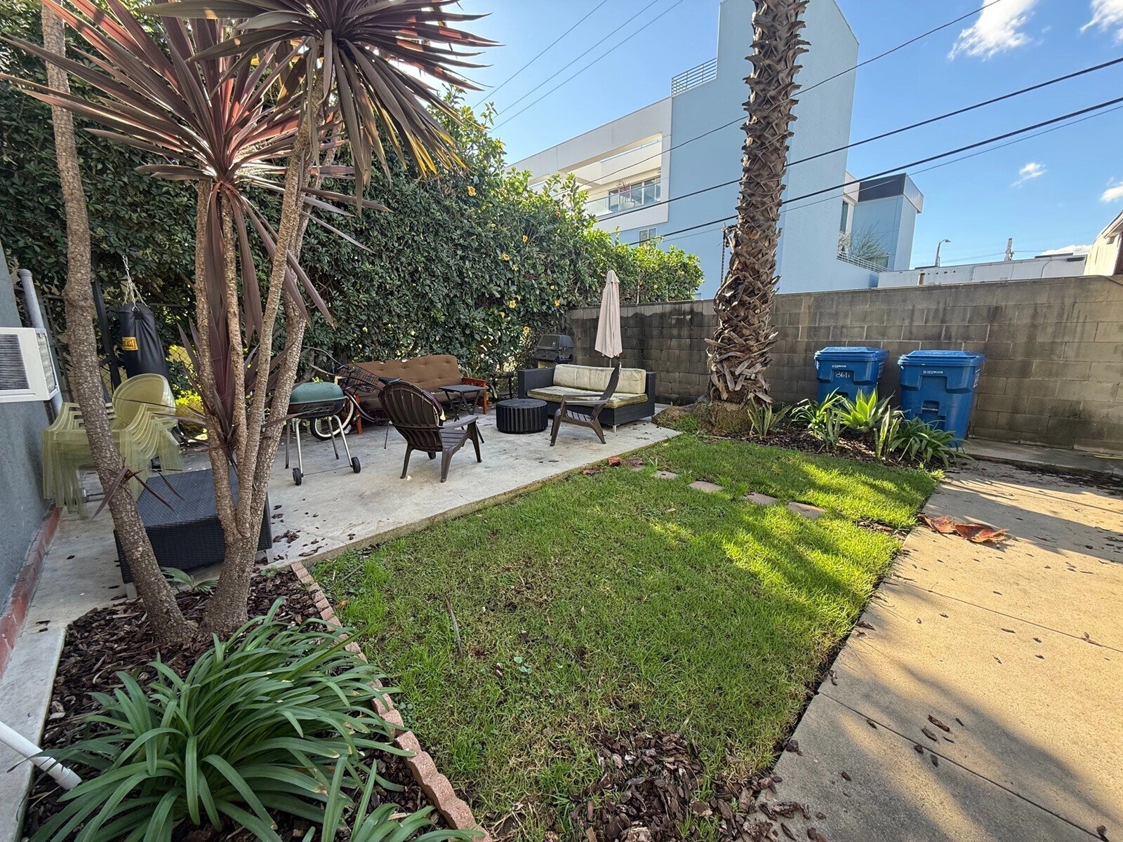 Building Photo - 335 N Orange Grove Ave