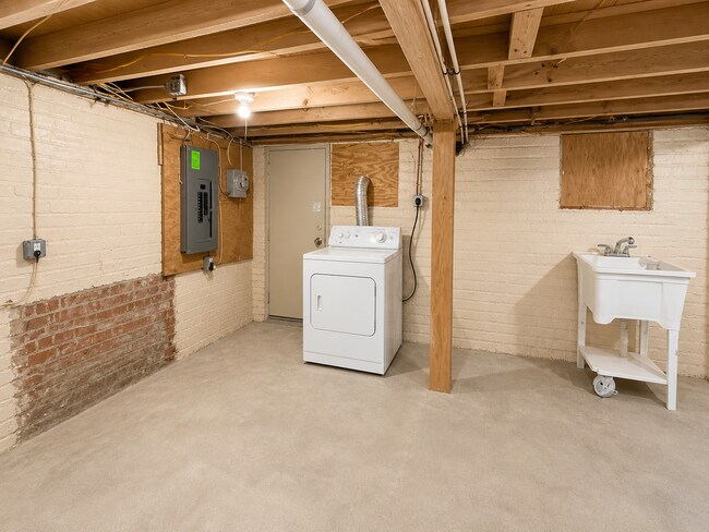 Building Photo - Beautifully Charming 3 Bedroom Home Available Now in Baltimore