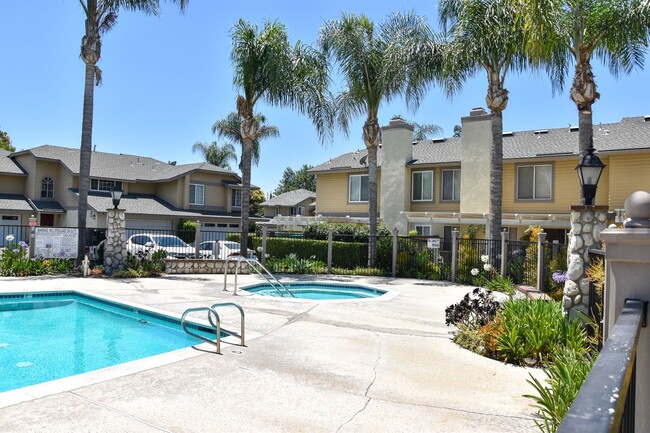 Building Photo - 3 Bedroom 2.5 Bath Hampton Court Condo Nea...