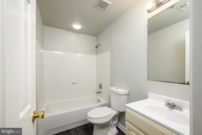 Building Photo - 105 Brenwick Ct