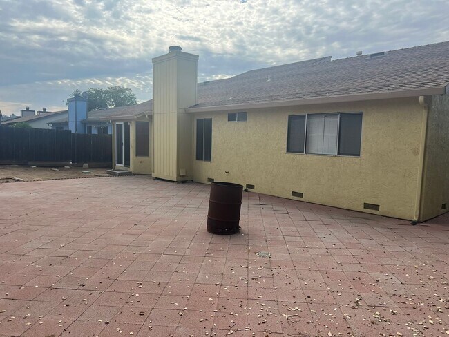 Building Photo - Three Bedroom, Two Bathroom Single Family ...