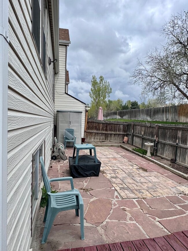 Building Photo - Open Tri-Level Townhome With Tons Of Space...