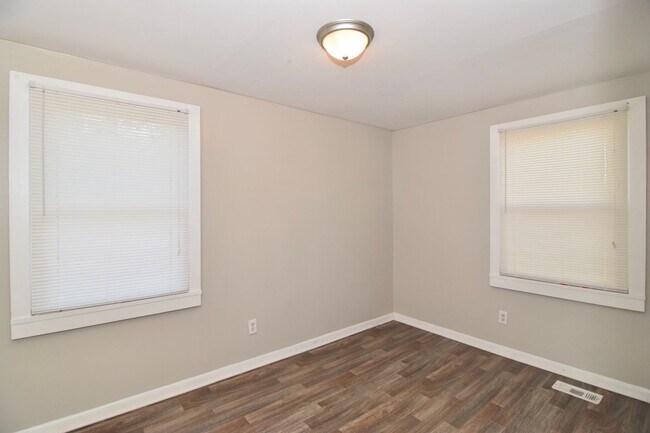 Building Photo - 667 Lorraine Dr