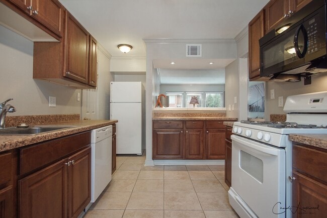 Building Photo - 2 bedroom 1 bathroom Upstairs
