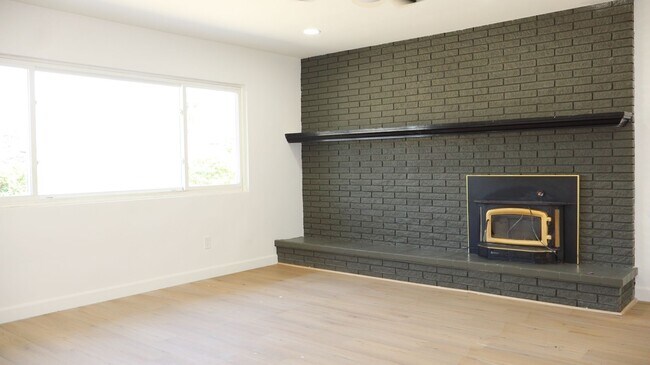 Building Photo - 2 bedrooms 2 baths corner home in Imperial Beach.