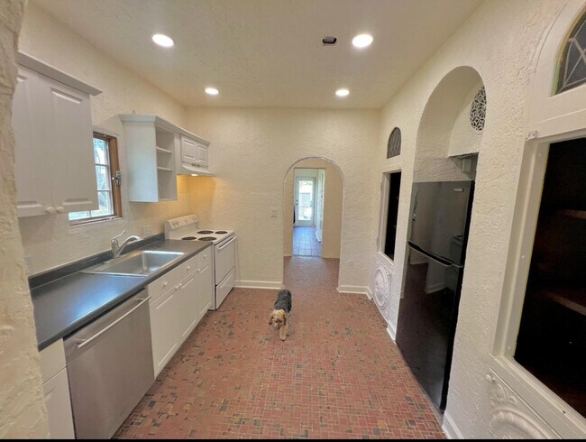 Building Photo - 302 Fordham Dr