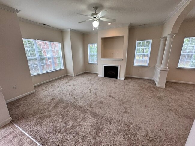 Building Photo - 3 Bed End Unit Town Home- AVAILABLE FOR FA...