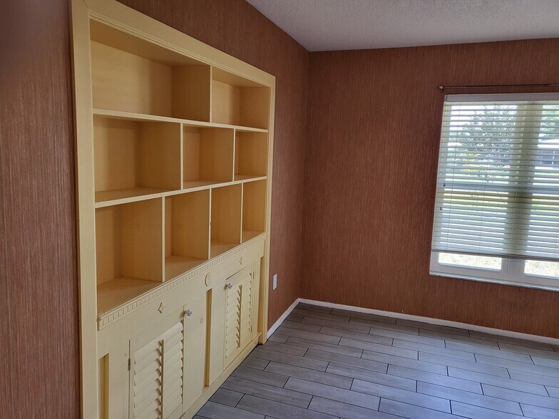 Building Photo - 4210 Oak Ln